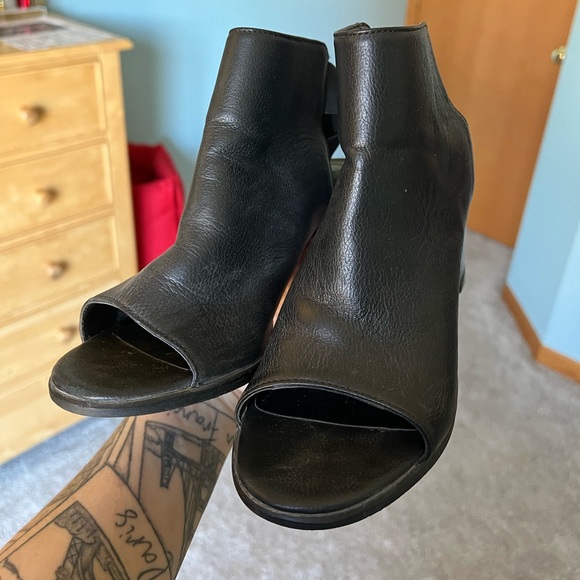 Steve Madden open toe heels - Picture 3 of 9